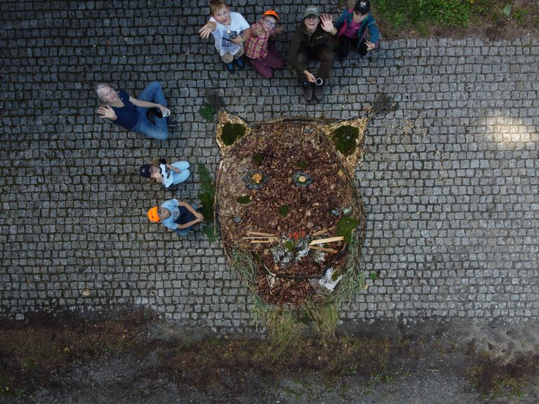 Kinder erkunden Steinwald-Wildnis